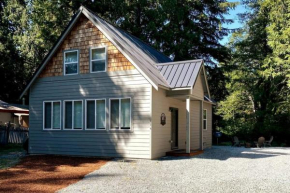 NEW Modern Cabin! 5mi to Mt Rainier National Park! Hot Tub & Wifi